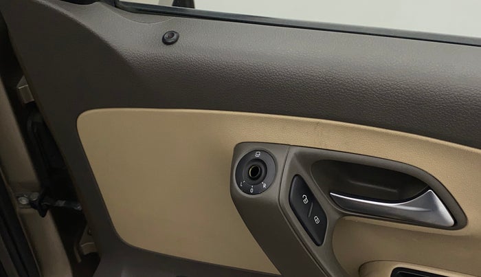2016 Volkswagen Vento HIGHLINE 1.6 MPI, Petrol, Manual, 1,24,031 km, Left rear-view mirror - ORVM switch has minor damage