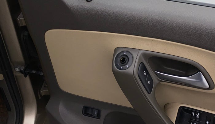 2016 Volkswagen Vento HIGHLINE 1.6 MPI, Petrol, Manual, 1,24,031 km, Right rear-view mirror - ORVM switch has minor damage