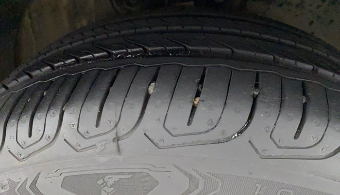 2016 Volkswagen Vento HIGHLINE 1.6 MPI, Petrol, Manual, 1,24,031 km, Right Front Tyre Tread