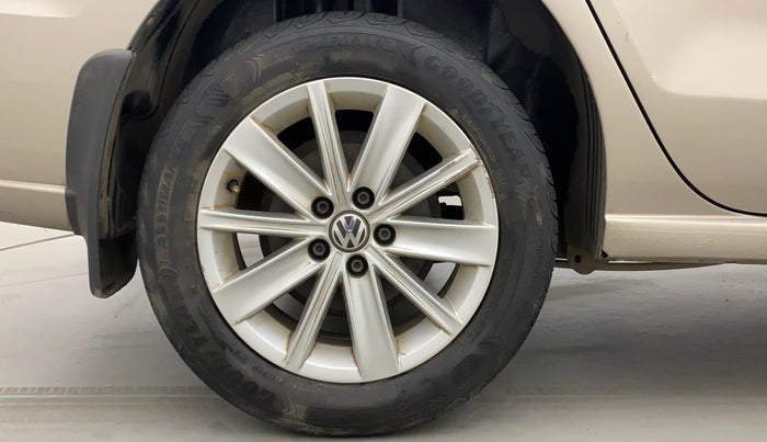 2016 Volkswagen Vento HIGHLINE 1.6 MPI, Petrol, Manual, 1,24,031 km, Right Rear Wheel