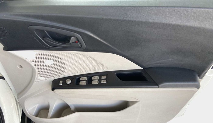2022 Mahindra XUV300 W6 1.2 PETROL AMT, Petrol, Automatic, 24,615 km, Driver Side Door Panels Control