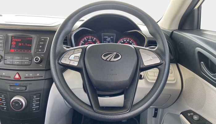 2022 Mahindra XUV300 W6 1.2 PETROL AMT, Petrol, Automatic, 24,615 km, Steering Wheel Close Up