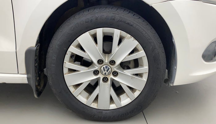 2015 Volkswagen Vento HIGHLINE 1.5 AT, Diesel, Automatic, 1,05,330 km, Right Front Wheel