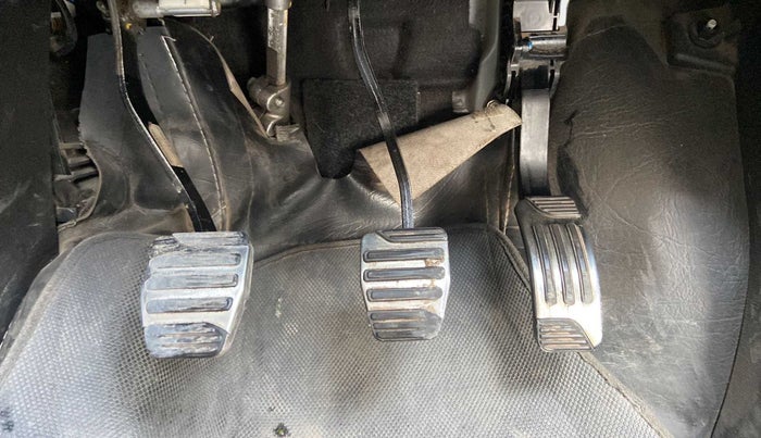 2018 Mahindra XUV500 W11, Diesel, Manual, 1,02,006 km, Pedals