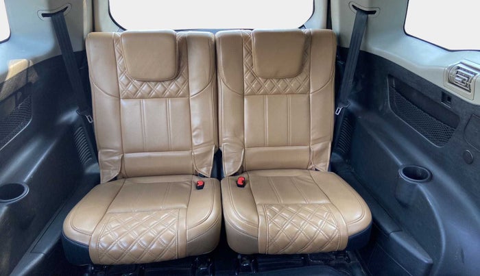2018 Mahindra XUV500 W11, Diesel, Manual, 1,02,006 km, Third Seat Row ( optional )