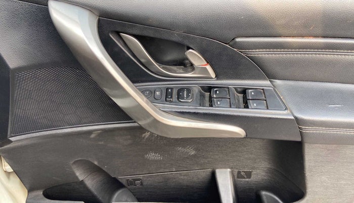 2018 Mahindra XUV500 W11, Diesel, Manual, 1,02,006 km, Driver Side Door Panels Control