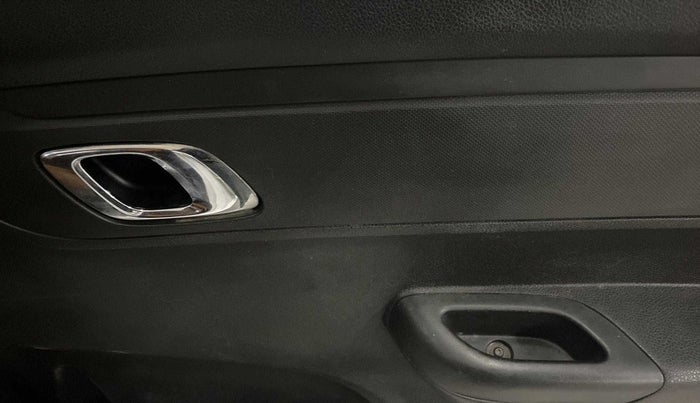 2018 Renault Kwid RXT 1.0 (O), Petrol, Manual, 52,226 km, Driver Side Door Panels Control