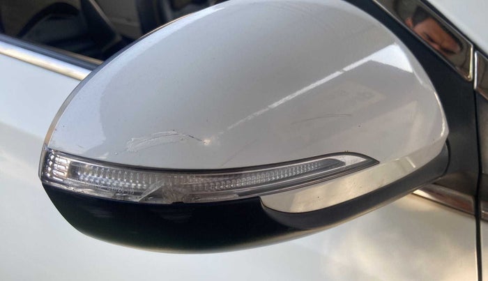 2019 Hyundai Verna 1.6 VTVT SX + AT, Petrol, Automatic, 28,890 km, Right rear-view mirror - Indicator light has minor damage