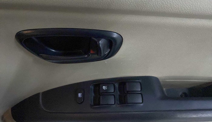 2015 Hyundai i10 MAGNA 1.1, Petrol, Manual, 45,868 km, Driver Side Door Panels Control