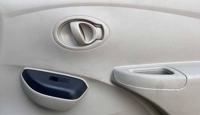 2017 Datsun Go T, Petrol, Manual, 89,973 km, Driver Side Door Panels Control