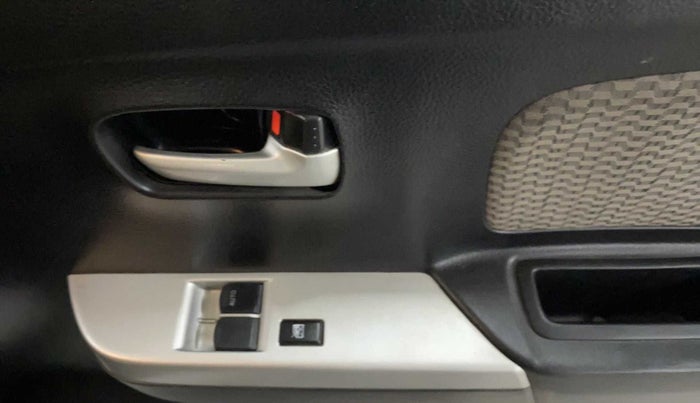 2016 Maruti Wagon R 1.0 LXI, Petrol, Manual, 55,573 km, Driver Side Door Panels Control