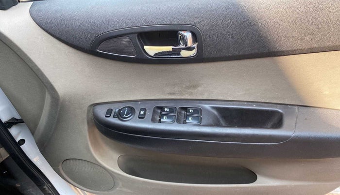 2013 Hyundai i20 MAGNA (O) 1.2, Petrol, Manual, 71,027 km, Driver Side Door Panels Control