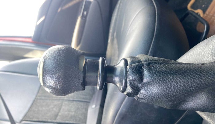2015 Toyota Etios CROSS 1.4 VD, Diesel, Manual, 81,882 km, Gear lever - Knob cover torn