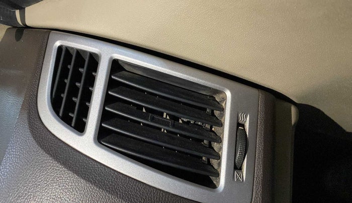 2011 Hyundai i20 MAGNA (O) 1.2, Petrol, Manual, 58,256 km, AC Unit - Front vent has minor damage