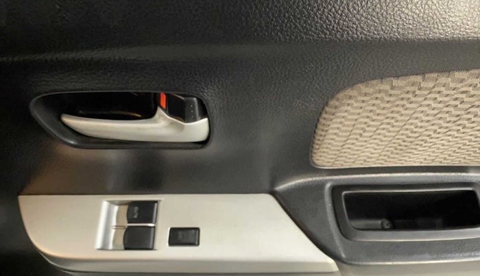 2015 Maruti Wagon R 1.0 LXI, CNG, Manual, 1,14,812 km, Driver Side Door Panels Control