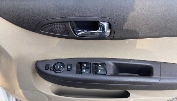 2012 Hyundai i20 MAGNA (O) 1.2, CNG, Manual, 66,217 km, Driver Side Door Panels Control