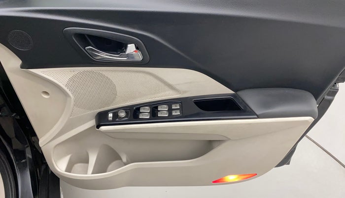 2019 Mahindra XUV300 W8 1.5 DIESEL, Diesel, Manual, 72,213 km, Driver Side Door Panels Control