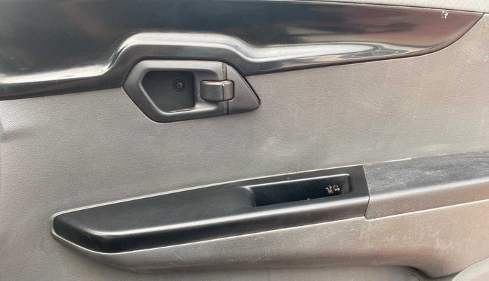 2018 Mahindra KUV 100 NXT K2 P 6 STR, Petrol, Manual, 61,668 km, Driver Side Door Panels Control