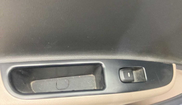 2017 Hyundai Xcent SX 1.2, CNG, Manual, 69,702 km, Left rear window switch / handle - Minor damage