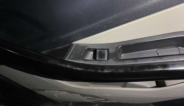 2018 Tata NEXON XM PETROL, CNG, Manual, 71,403 km, Right rear window switch / handle - Minor damage