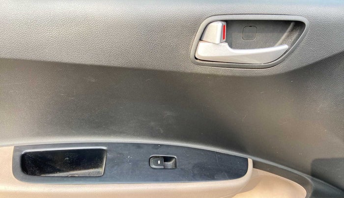 2018 Hyundai Grand i10 SPORTZ 1.2 KAPPA VTVT, Petrol, Manual, 69,250 km, Left front window switch / handle - Minor damage
