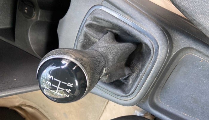 2018 Volkswagen Ameo TRENDLINE 1.0L, Petrol, Manual, 86,419 km, Gear lever - Knob has minor damage
