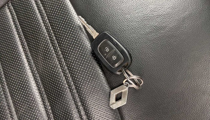 2019 Renault TRIBER RXL MT, Petrol, Manual, 33,392 km, Lock system - Door lock knob has minor damage