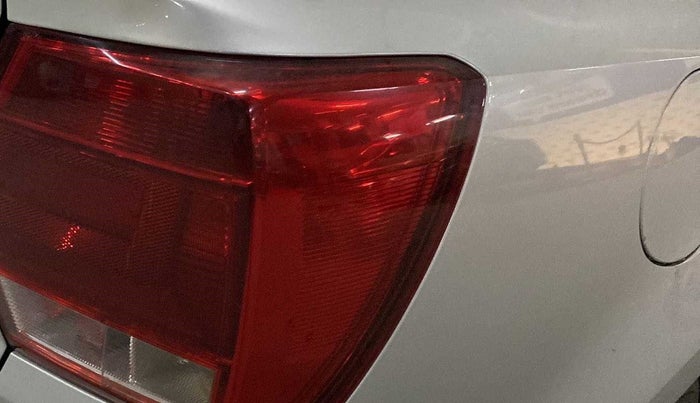 2016 Volkswagen Ameo TRENDLINE 1.2L, Petrol, Manual, 86,107 km, Right tail light - Minor damage