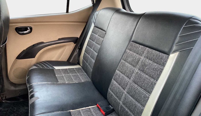 2016 Hyundai i10 SPORTZ 1.1, CNG, Manual, 61,297 km, Right Side Rear Door Cabin