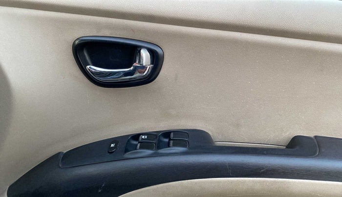 2016 Hyundai i10 SPORTZ 1.1, CNG, Manual, 61,297 km, Driver Side Door Panels Control