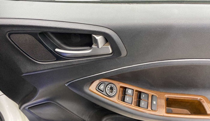 2018 Hyundai Elite i20 ASTA 1.2 DUAL TONE, CNG, Manual, 68,592 km, Driver Side Door Panels Control