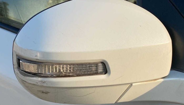 2015 Maruti Swift VXI, Petrol, Manual, 1,01,563 km, Right rear-view mirror - Indicator light has minor damage