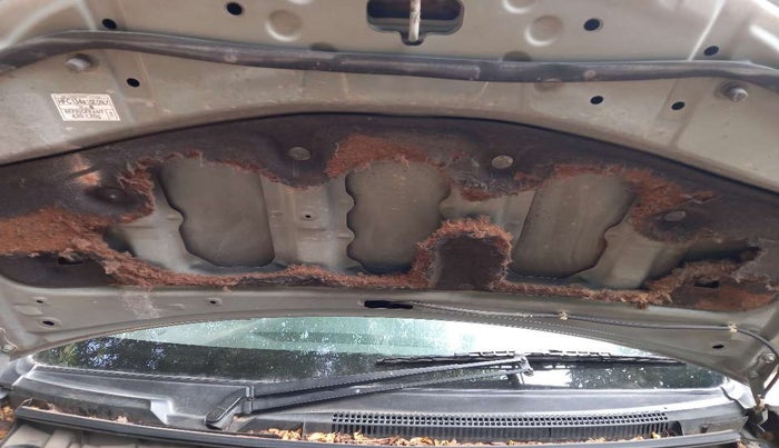 2011 Toyota Etios V, Petrol, Manual, 54,766 km, Bonnet (hood) - Insulation cover has minor damage