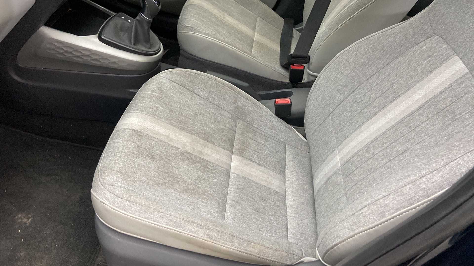 2020 Hyundai GRAND I10 NIOS SPORTZ AMT 1.2 KAPPA VTVT, Petrol, Automatic, 15,645 km, Front left seat (passenger seat) - Cover slightly stained
