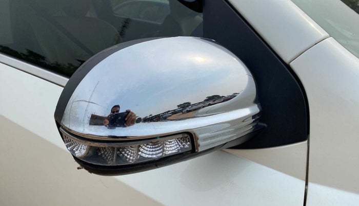 2019 Mahindra XUV500 W9, Diesel, Manual, 59,793 km, Right rear-view mirror - Cover has minor damage