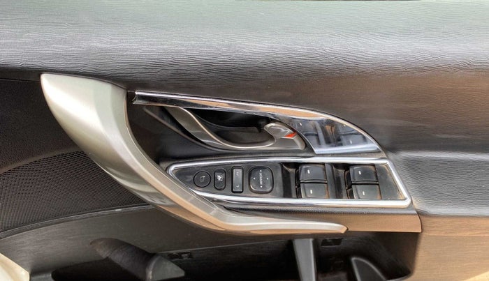 2019 Mahindra XUV500 W9, Diesel, Manual, 59,793 km, Driver Side Door Panels Control