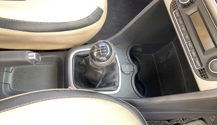 2016 Volkswagen Ameo HIGHLINE1.2L, Petrol, Manual, 76,913 km, Gear lever - Knob cover torn