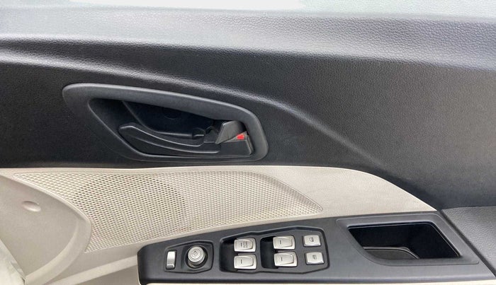 2019 Mahindra XUV300 W6 1.5 DIESEL, Diesel, Manual, 62,238 km, Driver Side Door Panels Control