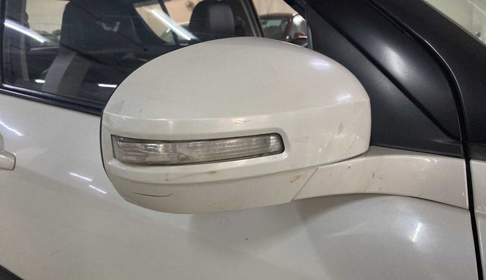 2016 Maruti Swift VXI, Petrol, Manual, 26,214 km, Right rear-view mirror - Indicator light has minor damage