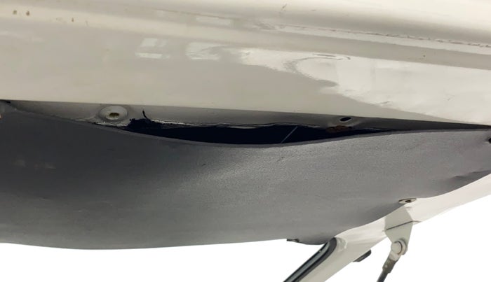 2017 Maruti OMNI E 8 STR, Petrol, Manual, 48,543 km, Dicky (Boot door) - Trim lock has minor damage