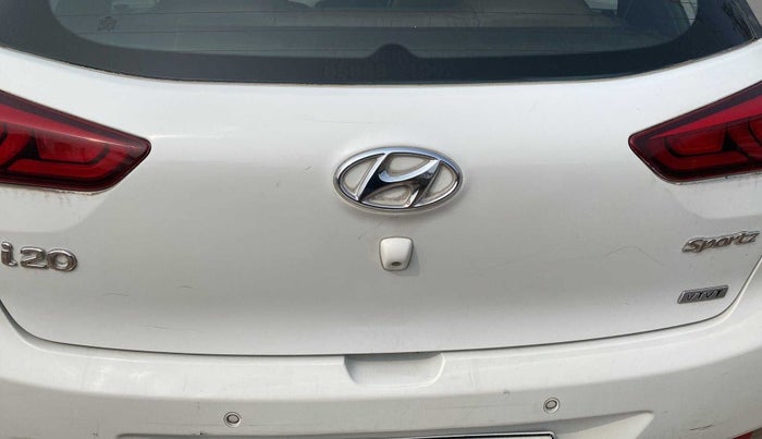 2015 Hyundai Elite i20 SPORTZ 1.2 (O), Petrol, Manual, 32,686 km, Dicky (Boot door) - Minor scratches