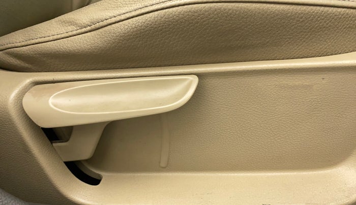 2016 Volkswagen Vento HIGHLINE 1.6 MPI, Petrol, Manual, 83,407 km, Driver Side Adjustment Panel