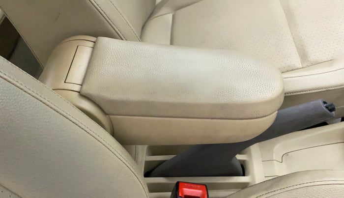 2016 Volkswagen Vento HIGHLINE 1.6 MPI, Petrol, Manual, 83,407 km, Driver seat - Armrest has miinor damage