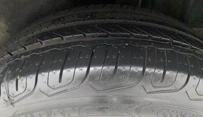 2016 Volkswagen Vento HIGHLINE 1.6 MPI, Petrol, Manual, 83,407 km, Left Rear Tyre Tread