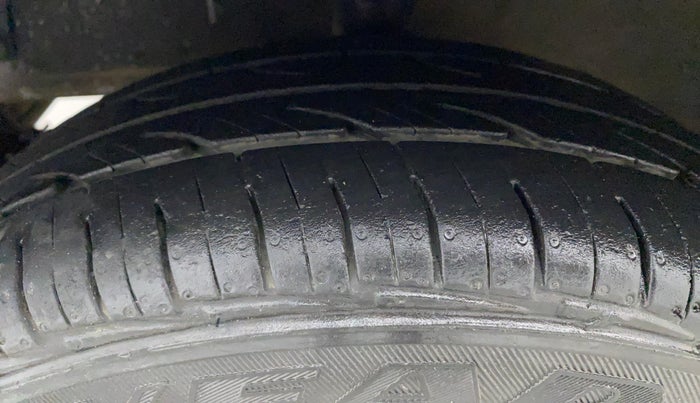 2015 Hyundai Eon ERA +, Petrol, Manual, 84,708 km, Left Front Tyre Tread