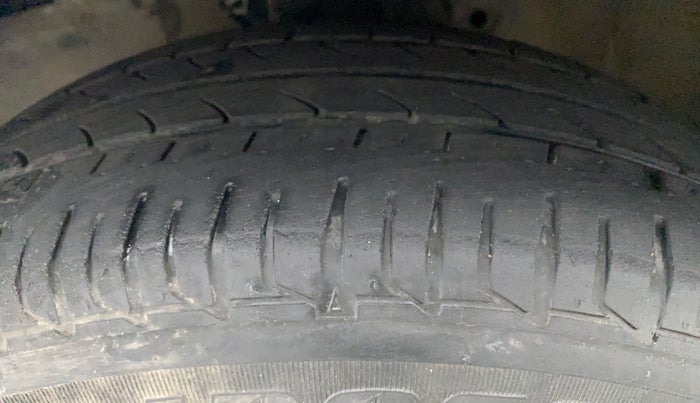 2013 Honda Amaze 1.5L I-DTEC S, Diesel, Manual, 1,06,315 km, Left Front Tyre Tread