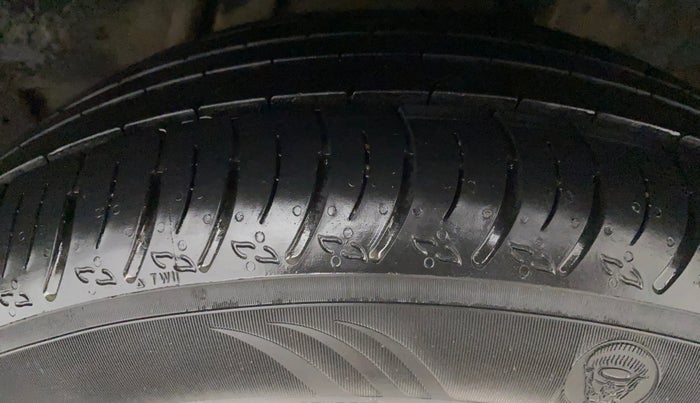 2017 Honda WR-V 1.5L I-DTEC VX MT, Diesel, Manual, 1,00,049 km, Left Rear Tyre Tread