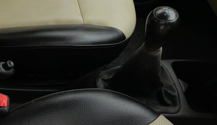 2016 Hyundai Eon ERA +, Petrol, Manual, 62,710 km, Gear lever - Boot cover slightly torn