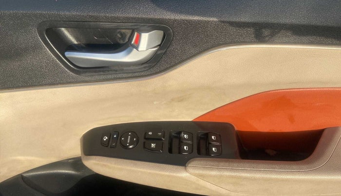 2017 Hyundai Verna 1.6 CRDI SX + AT, Diesel, Automatic, 66,588 km, Driver Side Door Panels Control