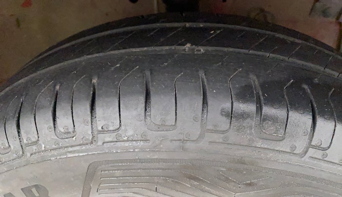2017 Maruti Swift VXI, Petrol, Manual, 93,003 km, Right Front Tyre Tread